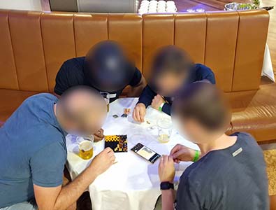Collega’s overleggen over kleuren en patronen