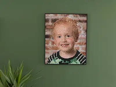 Lego&reg; compatible portret van jongen opgehangen op een groene muur